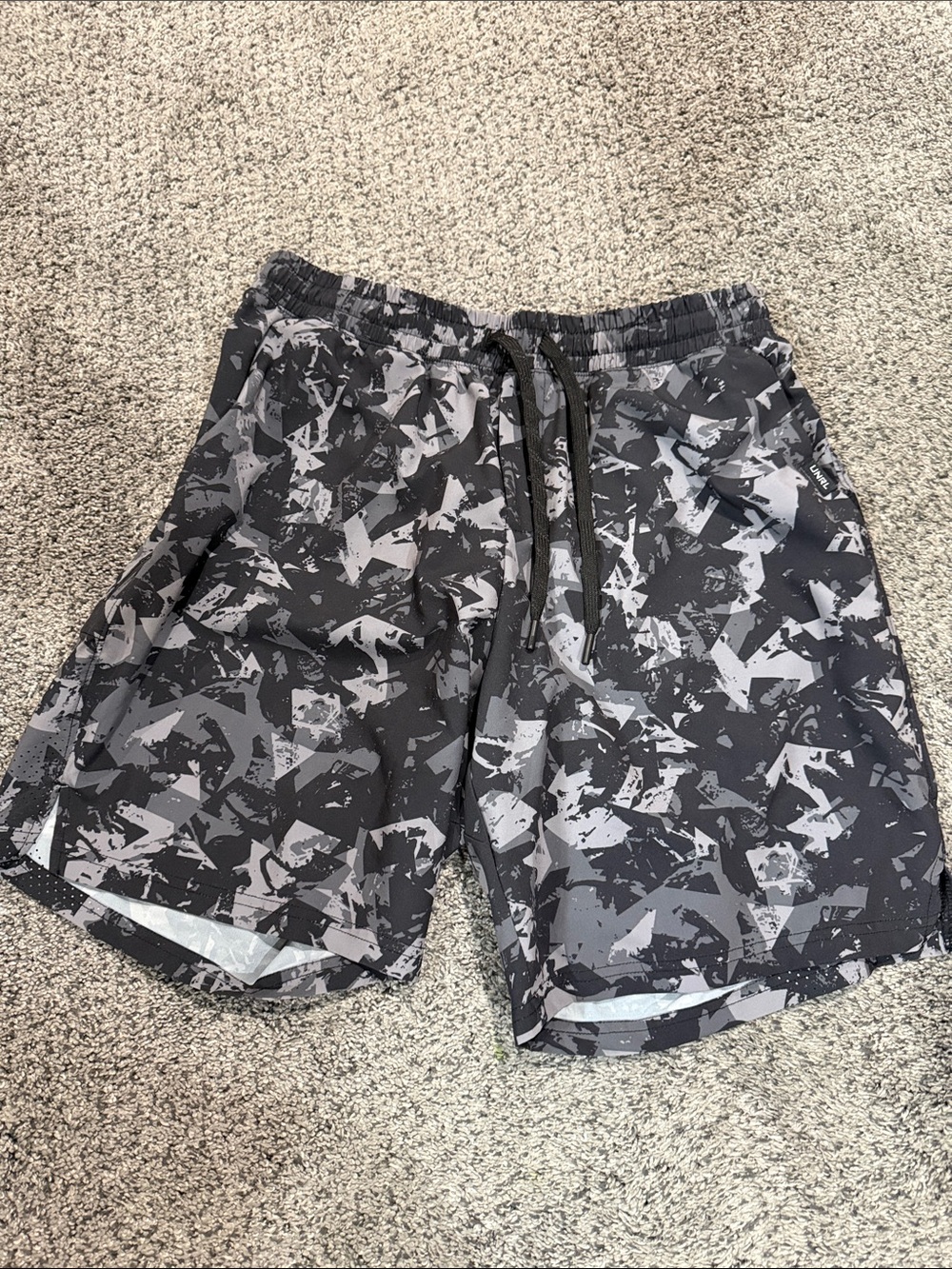 Men's Black & Gray Abstract Print Athletic Shorts with Drawstring
